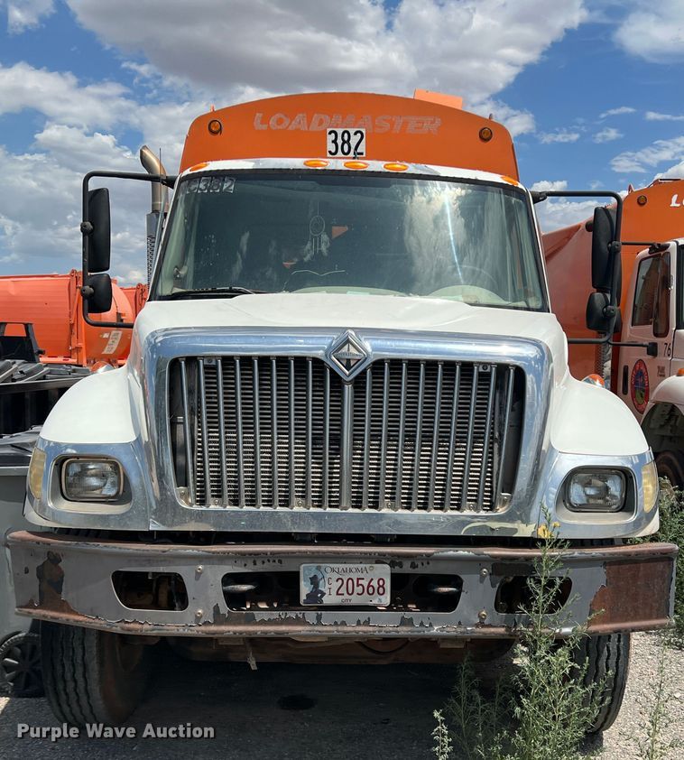 image for item DK7038 2006 International 7400  refuse truck