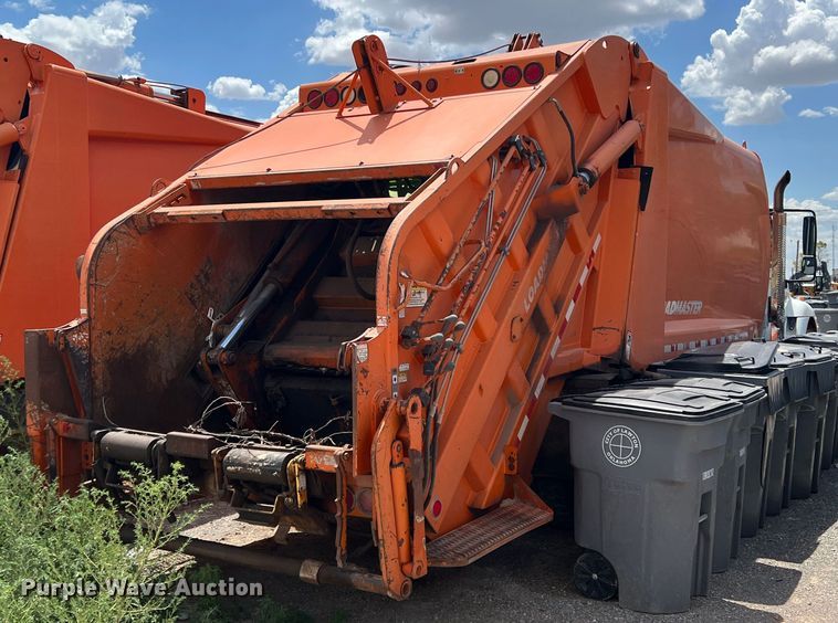 image for item DK7038 2006 International 7400  refuse truck