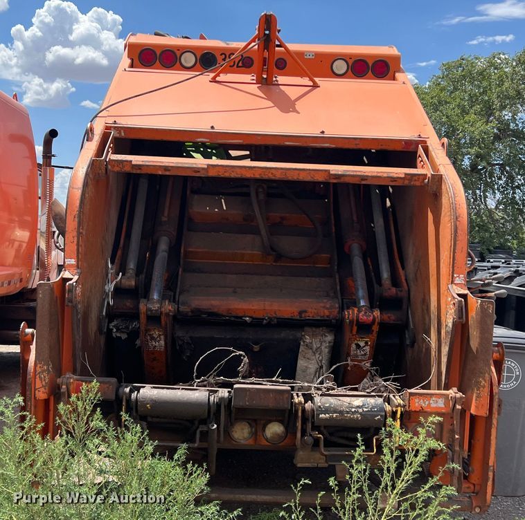 image for item DK7038 2006 International 7400  refuse truck