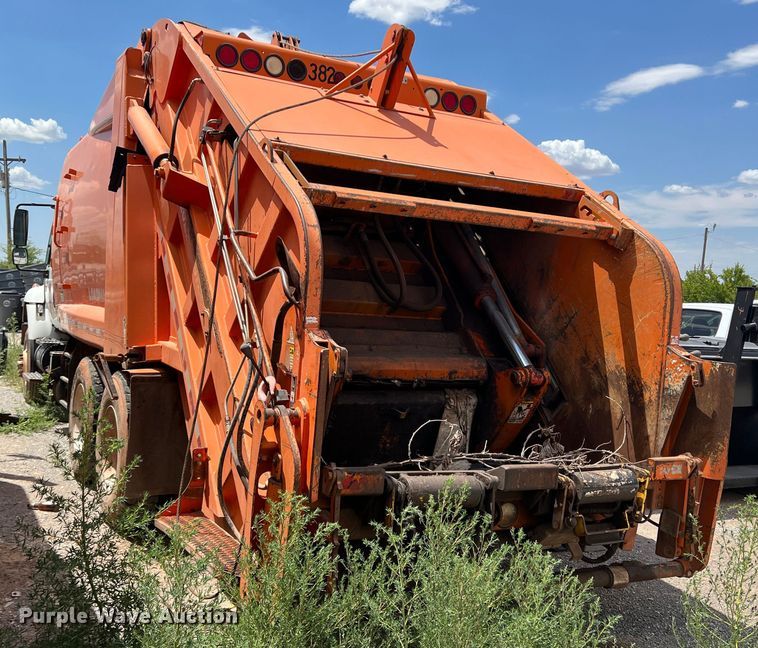 image for item DK7038 2006 International 7400  refuse truck