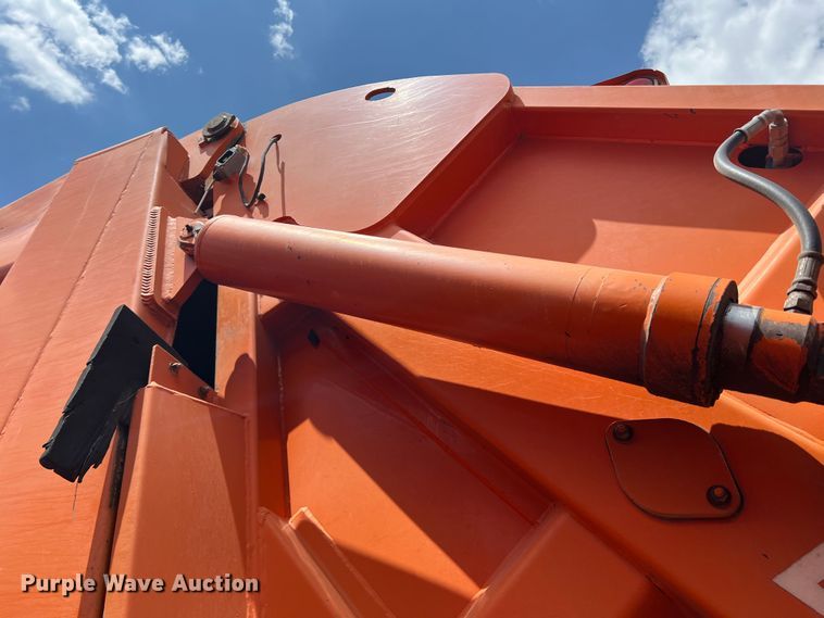 image for item DK7038 2006 International 7400  refuse truck