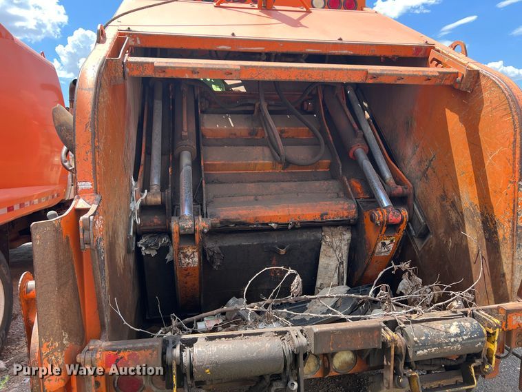 image for item DK7038 2006 International 7400  refuse truck