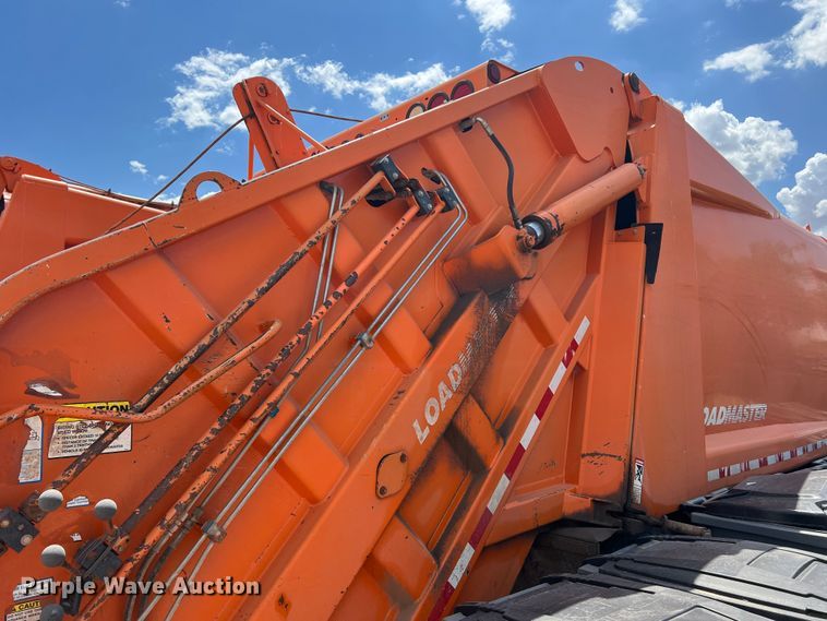 image for item DK7038 2006 International 7400  refuse truck