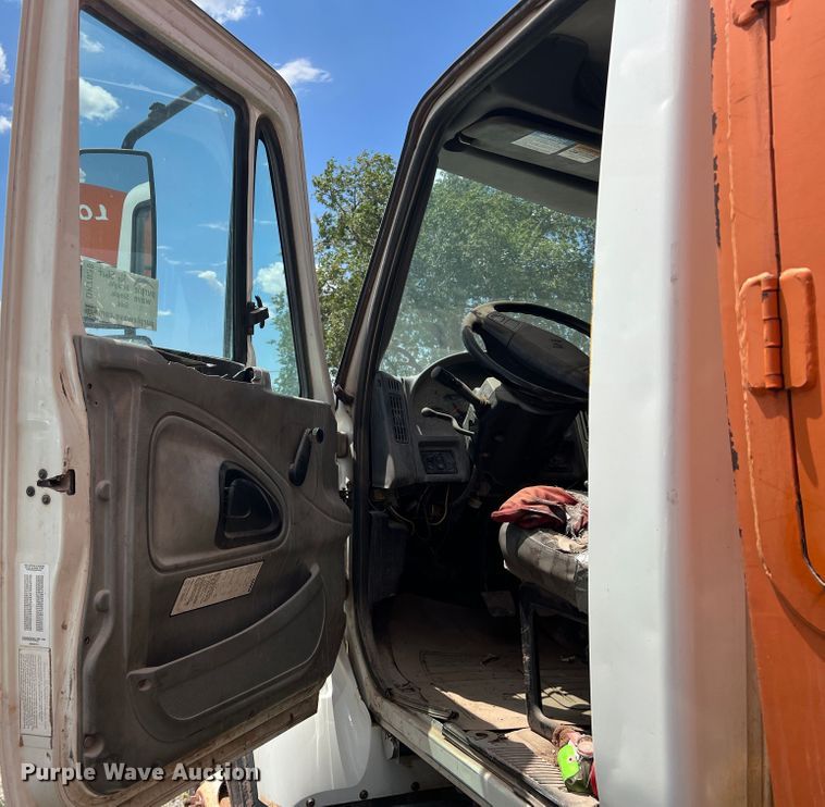 image for item DK7038 2006 International 7400  refuse truck