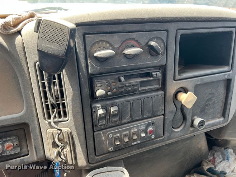 image for item DK7038 2006 International 7400  refuse truck