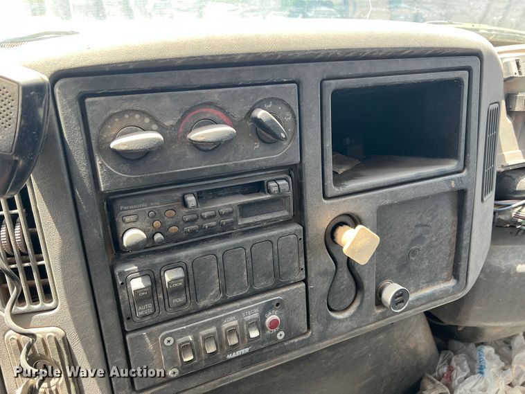 image for item DK7038 2006 International 7400  refuse truck