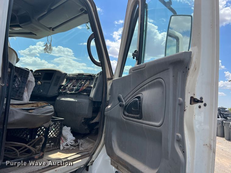 image for item DK7038 2006 International 7400  refuse truck