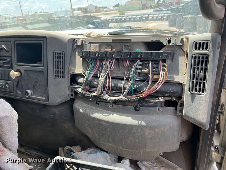 image for item DK7038 2006 International 7400  refuse truck