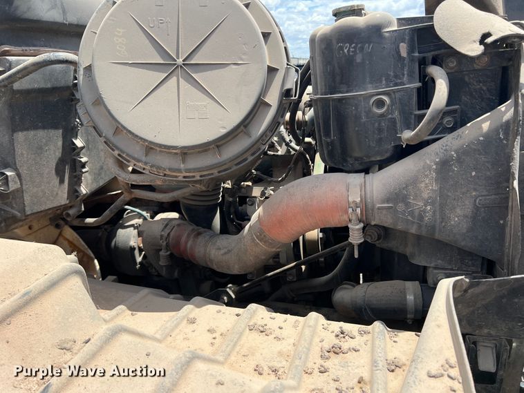 image for item DK7038 2006 International 7400  refuse truck