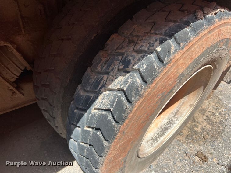 image for item DK7038 2006 International 7400  refuse truck