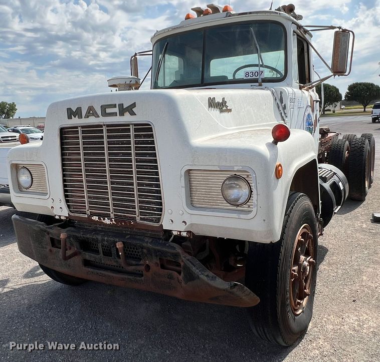 image for item DK7042 1986 Mack R686ST  semi truck