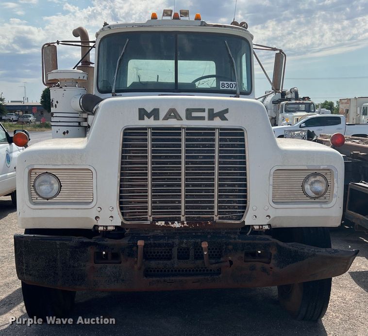 image for item DK7042 1986 Mack R686ST  semi truck