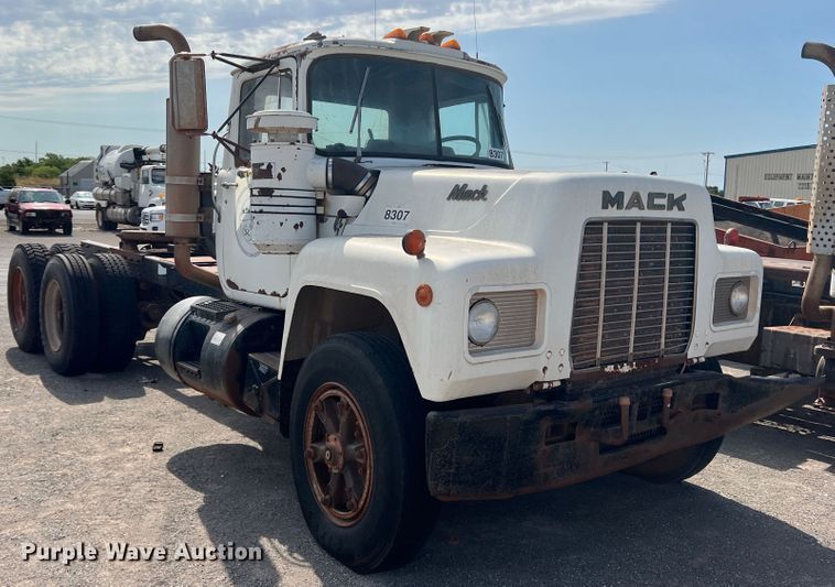 image for item DK7042 1986 Mack R686ST  semi truck