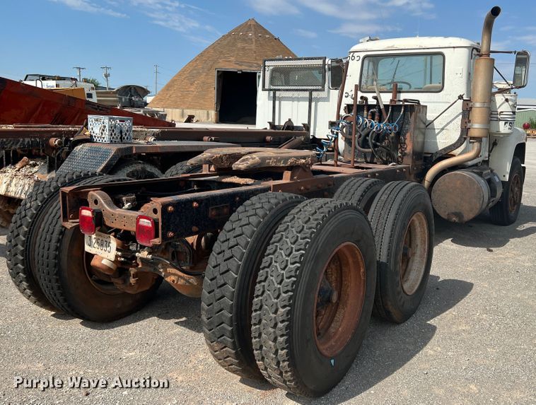 image for item DK7042 1986 Mack R686ST  semi truck