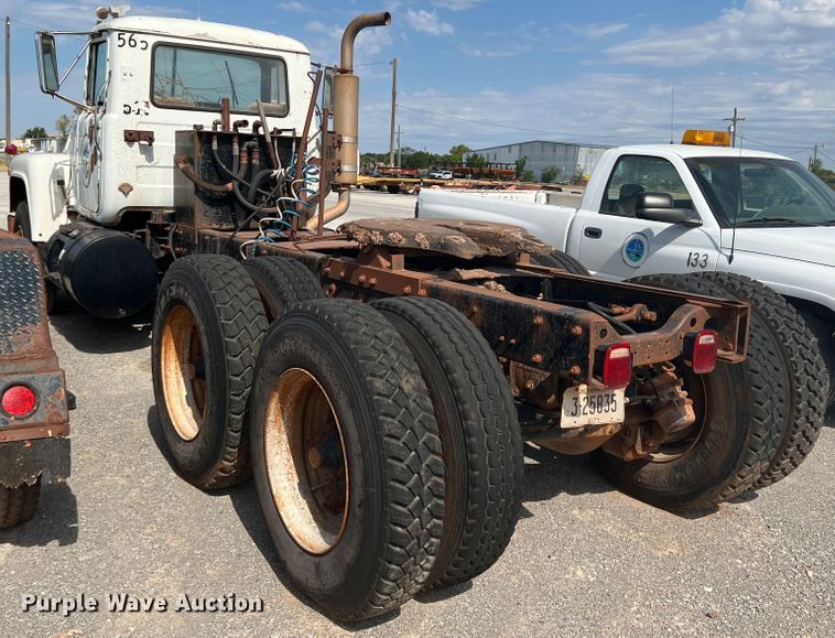 image for item DK7042 1986 Mack R686ST  semi truck