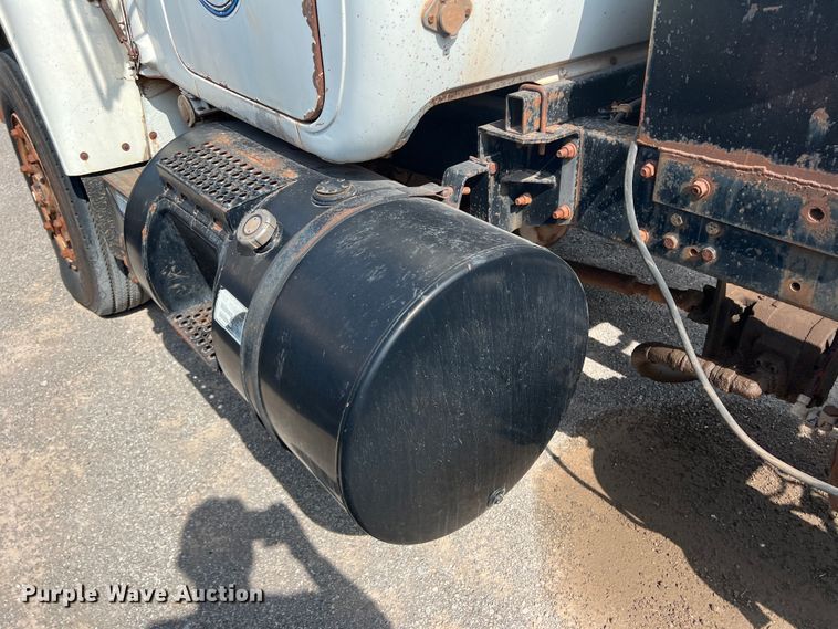 image for item DK7042 1986 Mack R686ST  semi truck