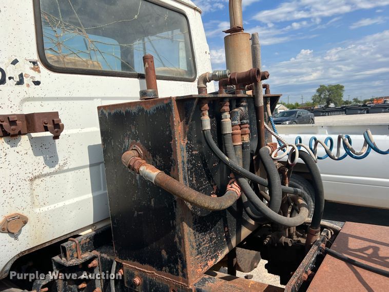 image for item DK7042 1986 Mack R686ST  semi truck