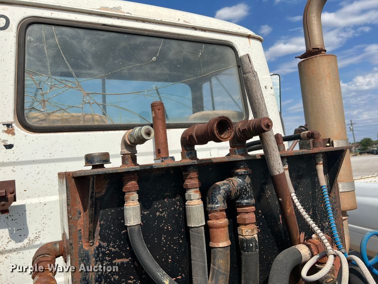 image for item DK7042 1986 Mack R686ST  semi truck