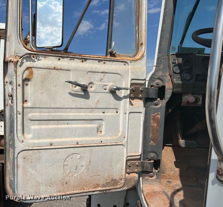 image for item DK7042 1986 Mack R686ST  semi truck