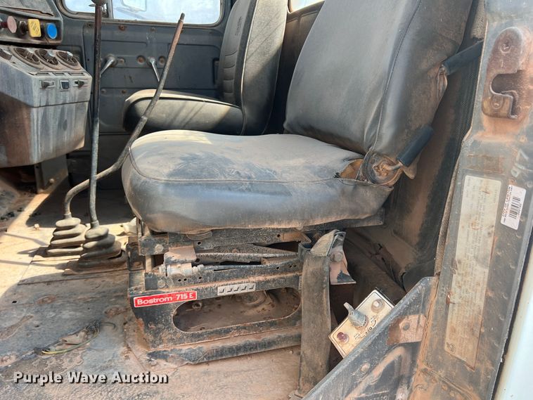 image for item DK7042 1986 Mack R686ST  semi truck