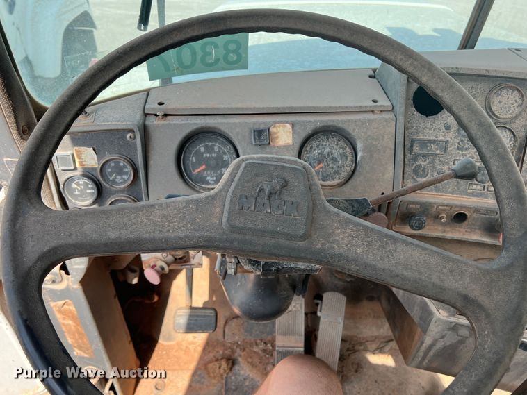 image for item DK7042 1986 Mack R686ST  semi truck