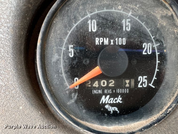 image for item DK7042 1986 Mack R686ST  semi truck