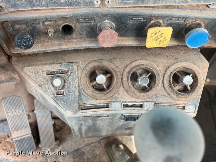 image for item DK7042 1986 Mack R686ST  semi truck