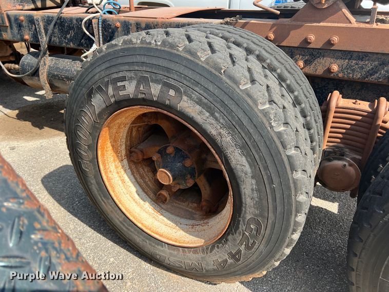 image for item DK7042 1986 Mack R686ST  semi truck