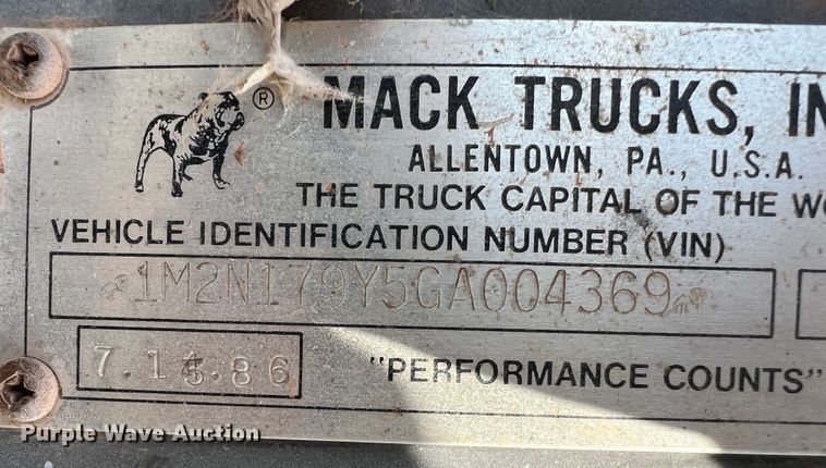 image for item DK7042 1986 Mack R686ST  semi truck