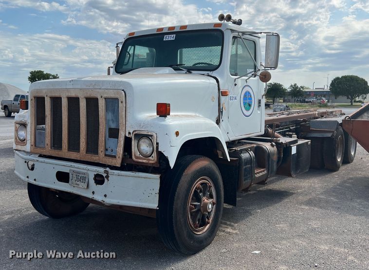 image for item DK7043 1993 International 2554  roll-off container truck