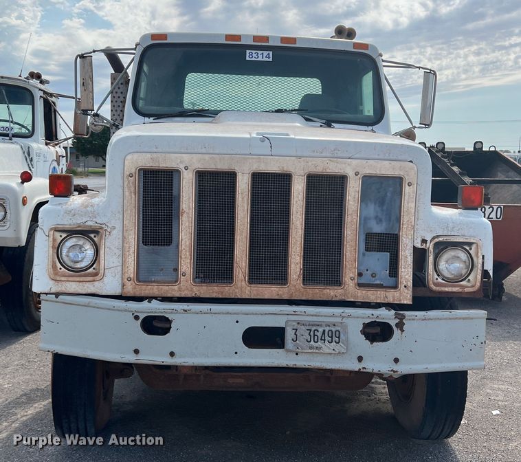 image for item DK7043 1993 International 2554  roll-off container truck