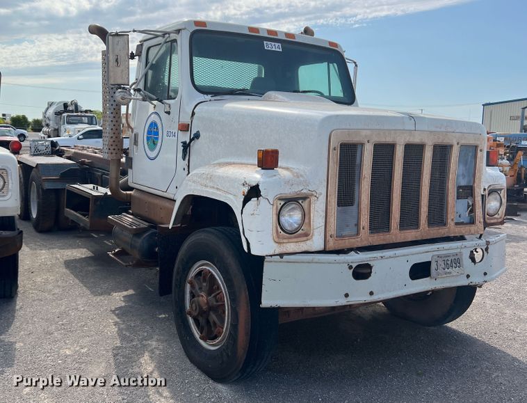 image for item DK7043 1993 International 2554  roll-off container truck