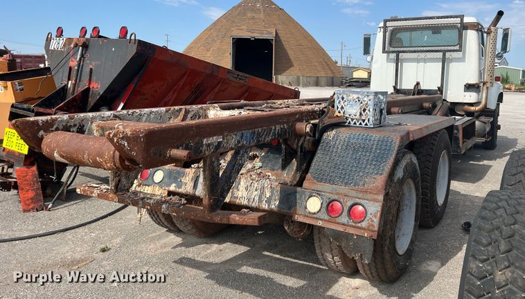 image for item DK7043 1993 International 2554  roll-off container truck