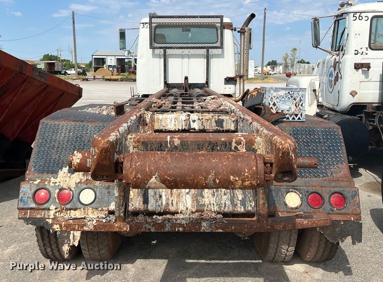 image for item DK7043 1993 International 2554  roll-off container truck