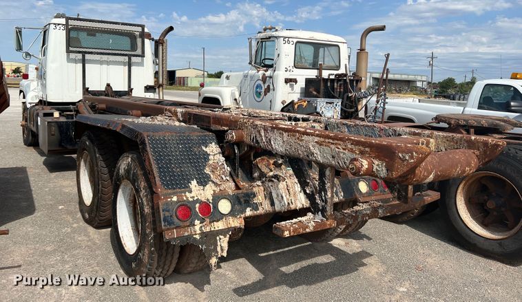 image for item DK7043 1993 International 2554  roll-off container truck