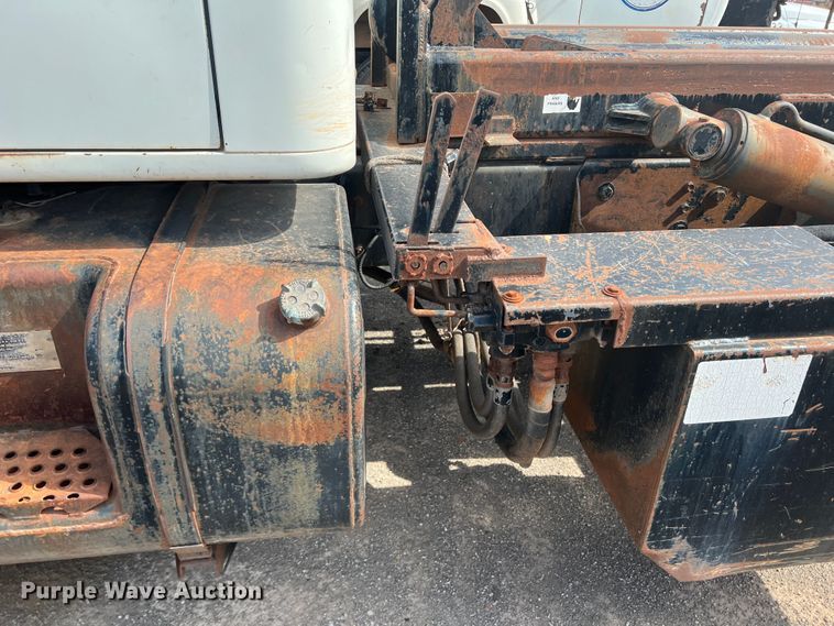 image for item DK7043 1993 International 2554  roll-off container truck