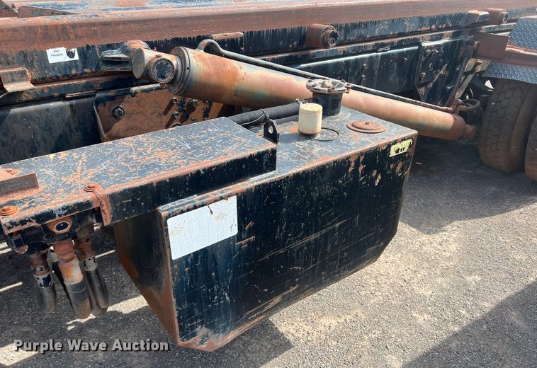 image for item DK7043 1993 International 2554  roll-off container truck