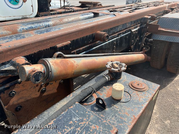 image for item DK7043 1993 International 2554  roll-off container truck