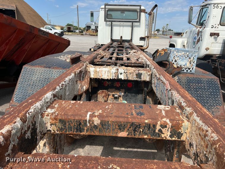 image for item DK7043 1993 International 2554  roll-off container truck