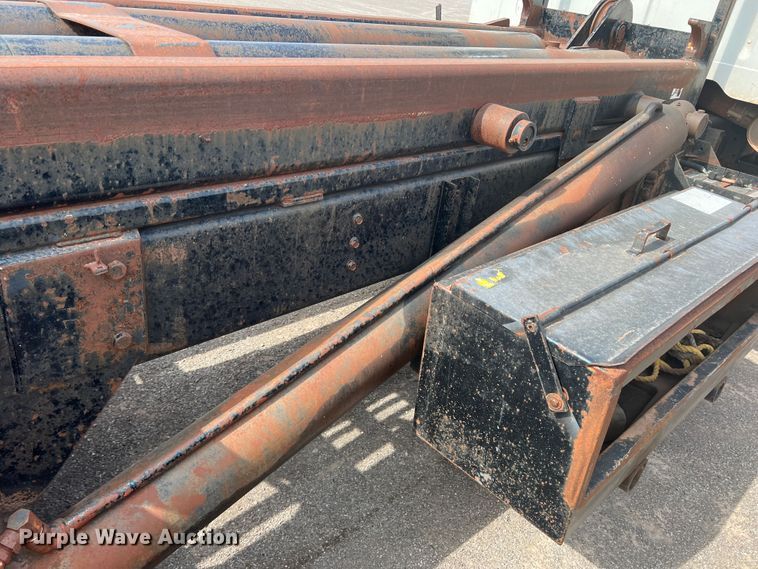 image for item DK7043 1993 International 2554  roll-off container truck