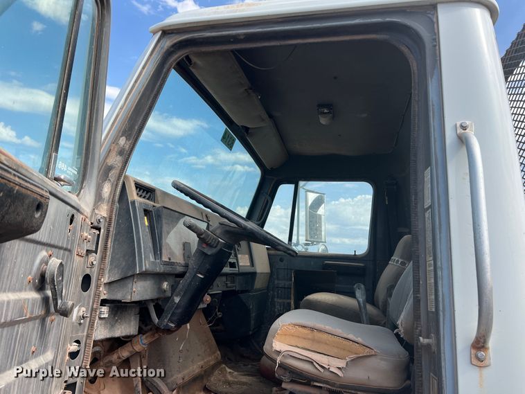 image for item DK7043 1993 International 2554  roll-off container truck