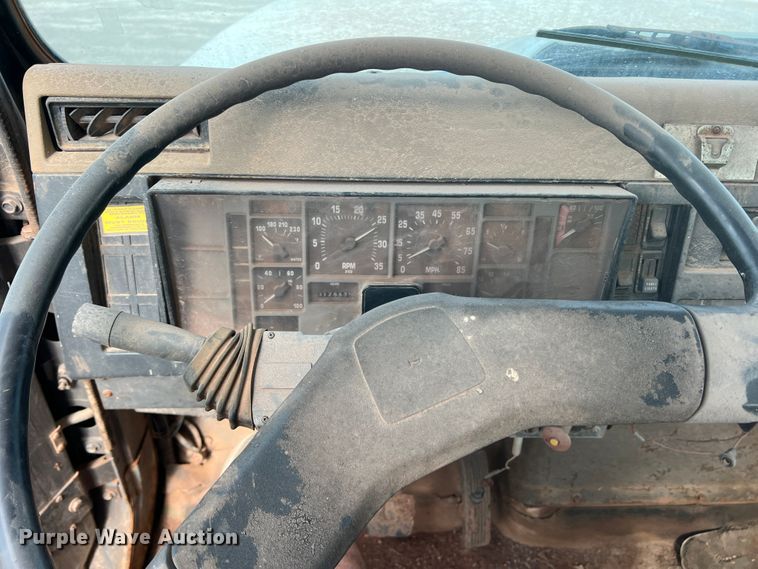 image for item DK7043 1993 International 2554  roll-off container truck