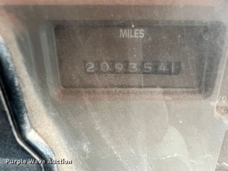 image for item DK7043 1993 International 2554  roll-off container truck