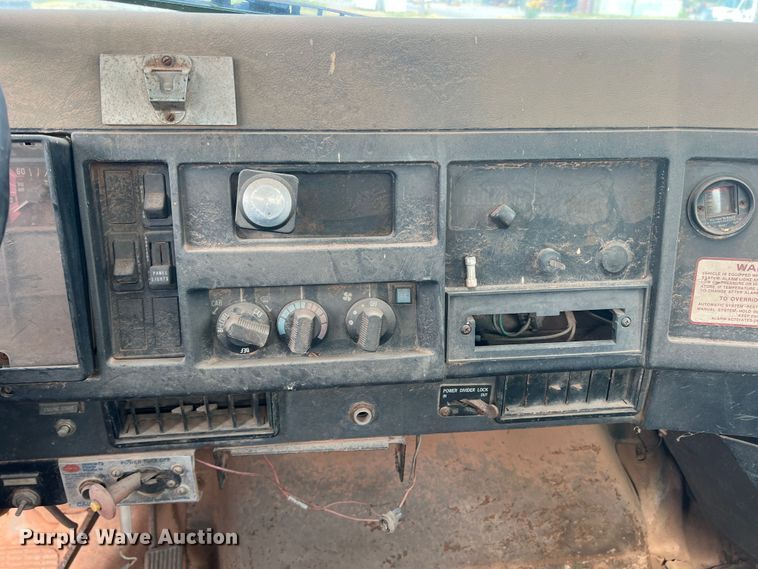 image for item DK7043 1993 International 2554  roll-off container truck