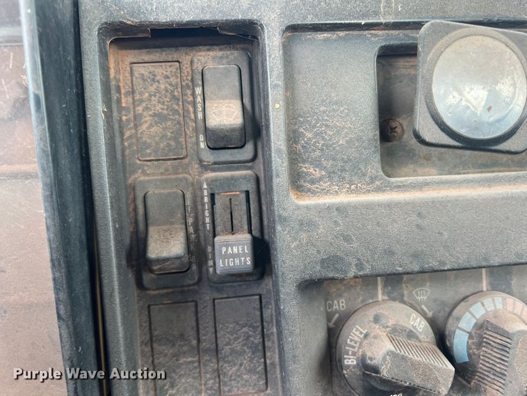 image for item DK7043 1993 International 2554  roll-off container truck