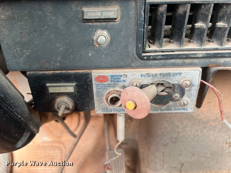 image for item DK7043 1993 International 2554  roll-off container truck