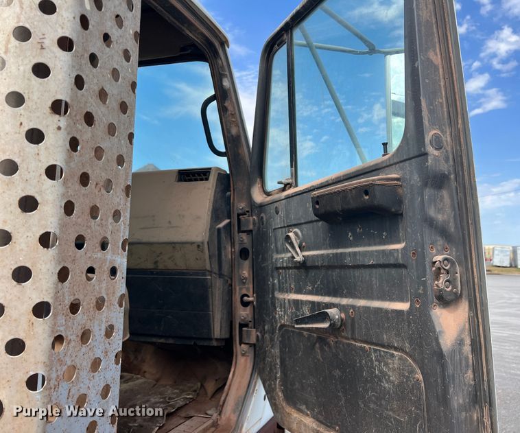 image for item DK7043 1993 International 2554  roll-off container truck