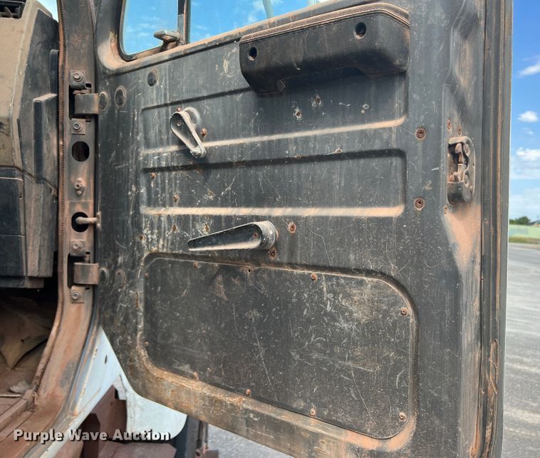 image for item DK7043 1993 International 2554  roll-off container truck