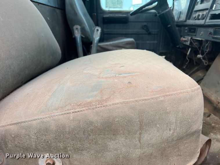 image for item DK7043 1993 International 2554  roll-off container truck