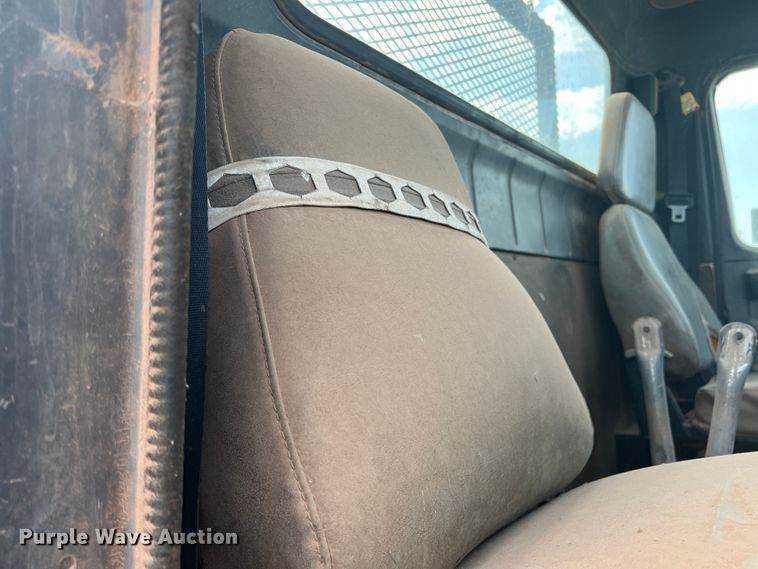 image for item DK7043 1993 International 2554  roll-off container truck